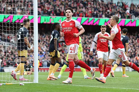 ينتظر هدية من جيرانه.. أرسنال يحسم ديربي وست هام في الدوري الإنجليزي